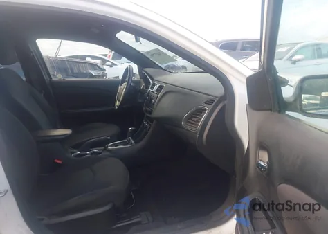 2013 Chrysler 200 Touring z USA, uszkodzony, nr VIN 1C3CCBBG4DN745129